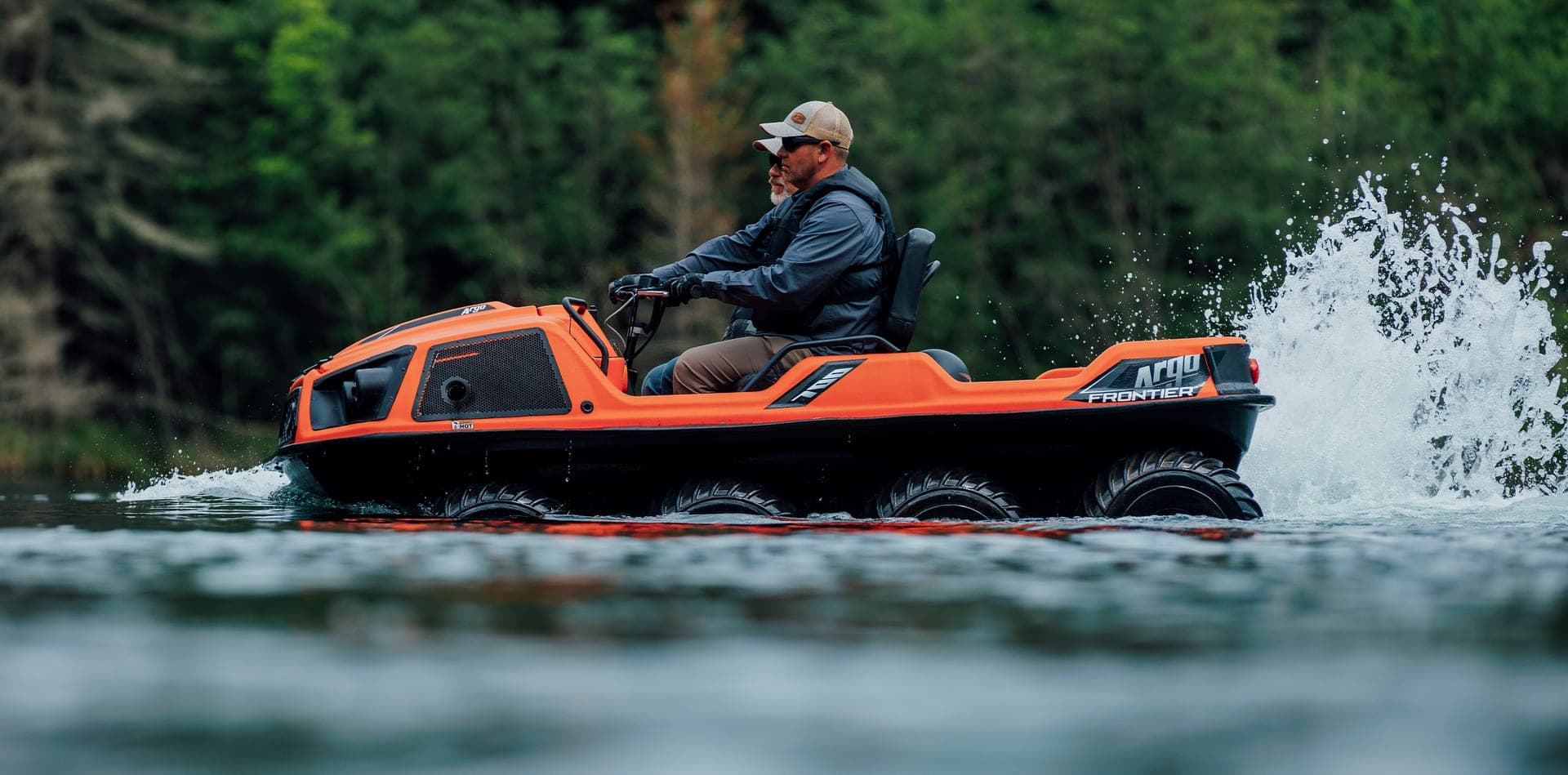 ARGO Frontier 8x8 amphibie fendant l’eau d’un lac