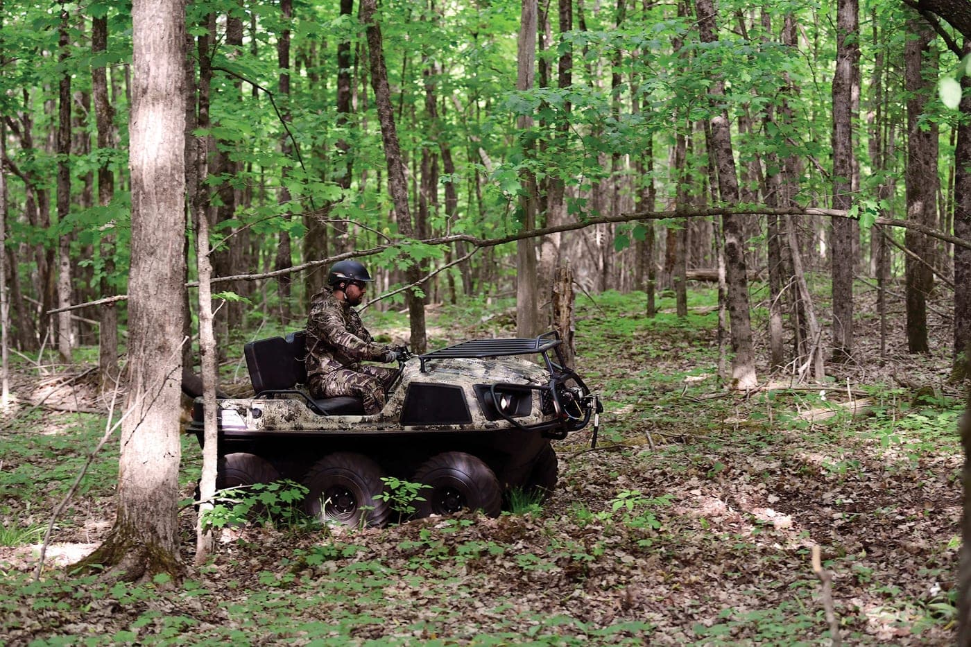 ARGO 6x6 camouflage progressant en sous-bois