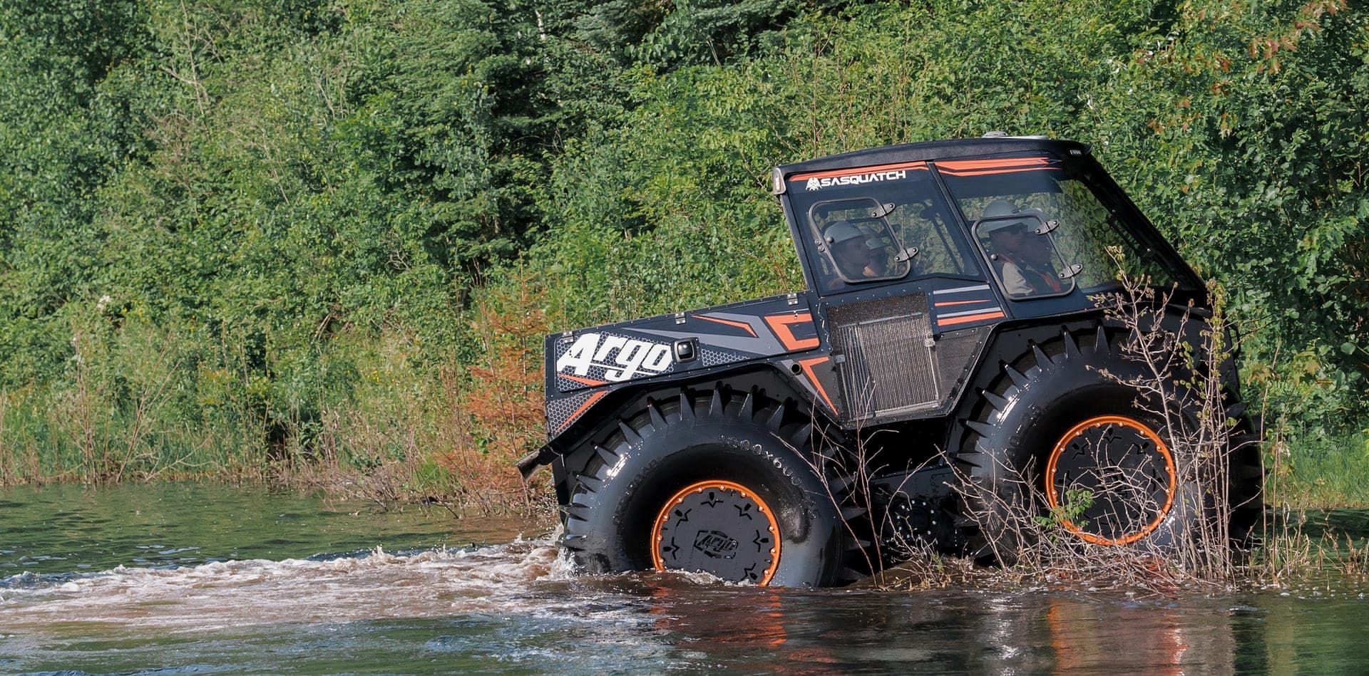 Véhicule amphibie ARGO franchissant un plan d’eau à pleine vitesse